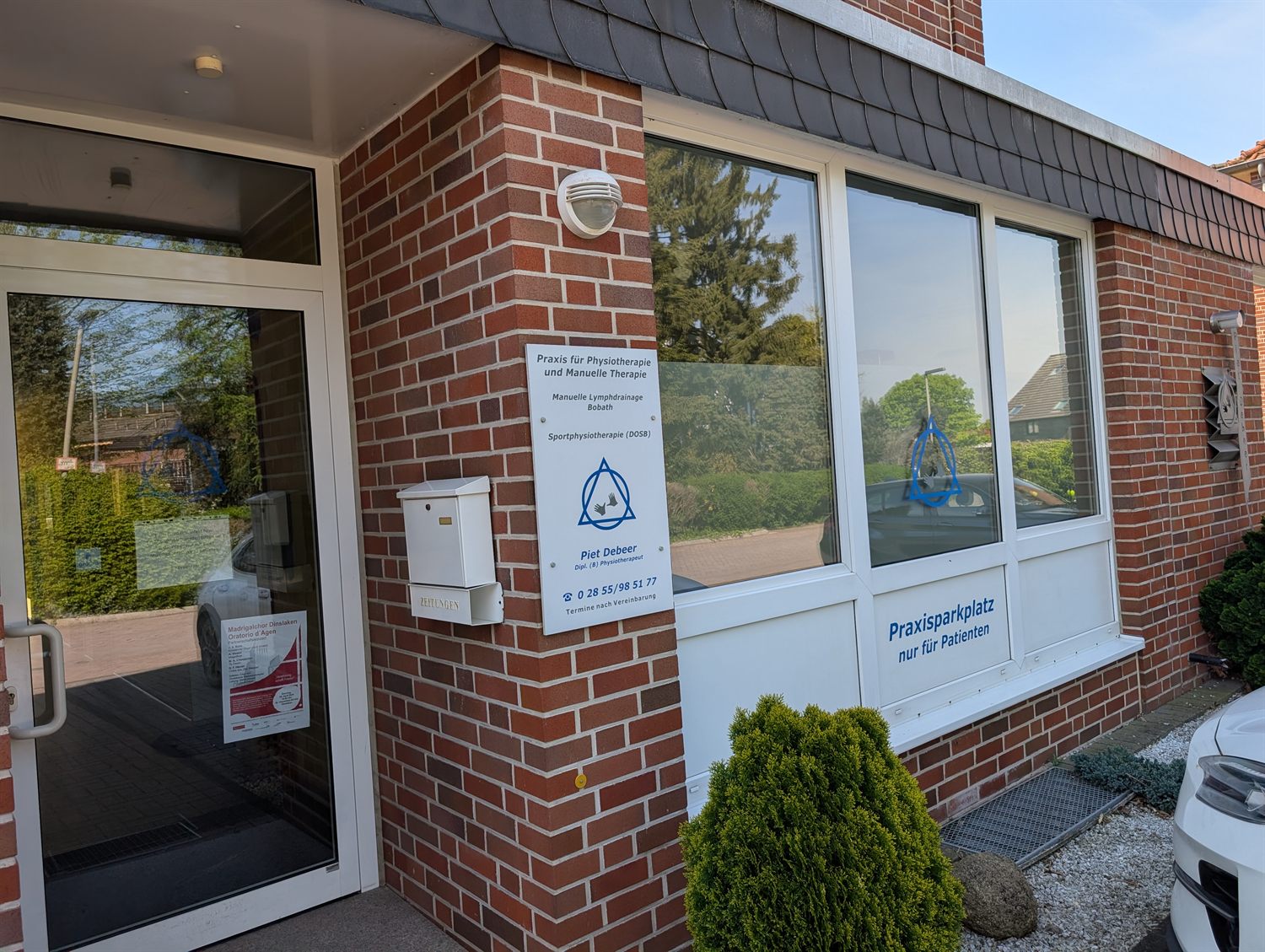 Eingang der Physiopraxis Lebenskraft an der Elisabethstraße 6 in Voerde-Spellen, mit Praxisschild