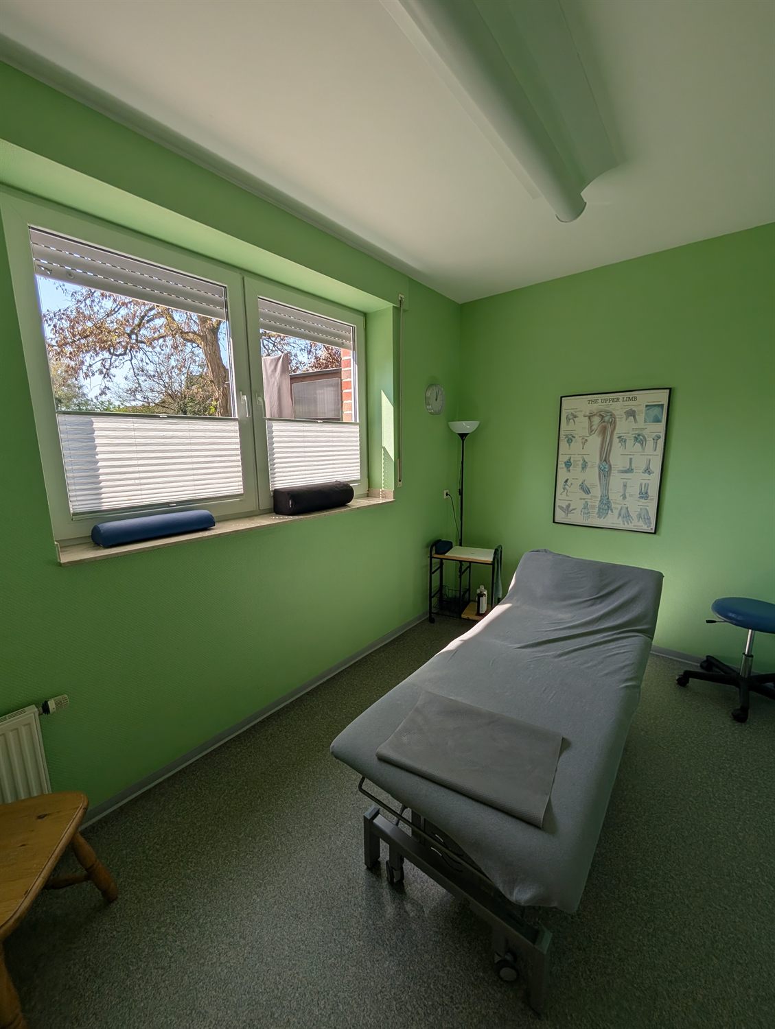 Heller Behandlungsraum mit Therapieliege in der Physiopraxis Lebenskraft, Spellen