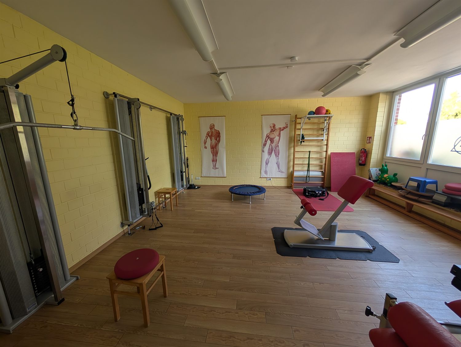 Trainingsraum mit Geräten für die medizinische Trainingstherapie (KG am Gerät)